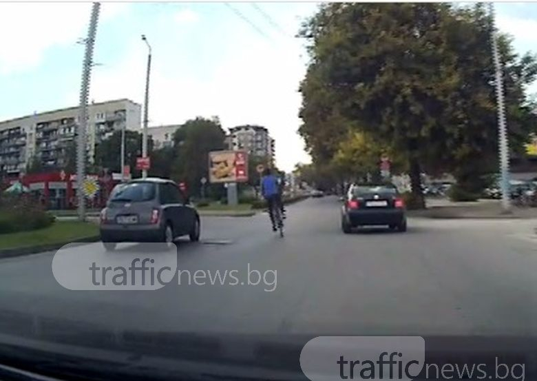 Безумец с колело се размина на косъм от огромна трагедия в Пловдив (ВИДЕО)
