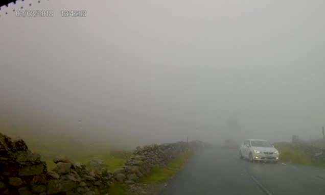 Британски шофьор караше по пътя, когато изневиделица в мъглата се появи най-страшният му кошмар (СНИМКИ/ВИДЕО)