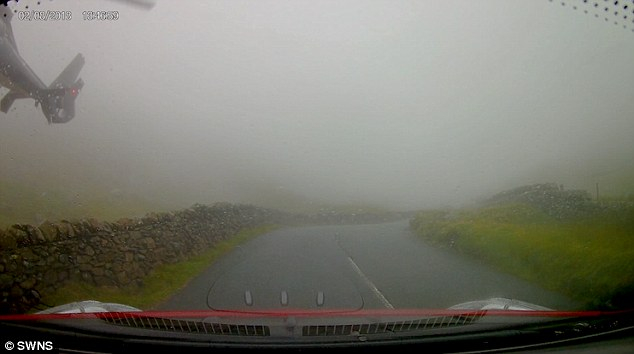 Британски шофьор караше по пътя, когато изневиделица в мъглата се появи най-страшният му кошмар (СНИМКИ/ВИДЕО)
