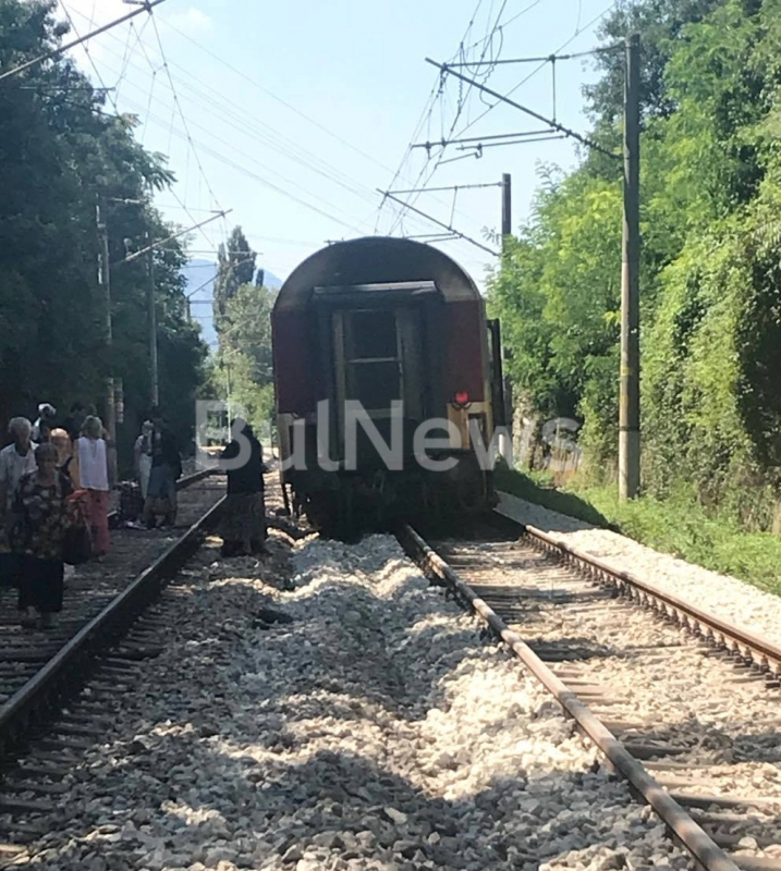 Тежък инцидент на релсите! Влак дерайлира между Мездра и Враца