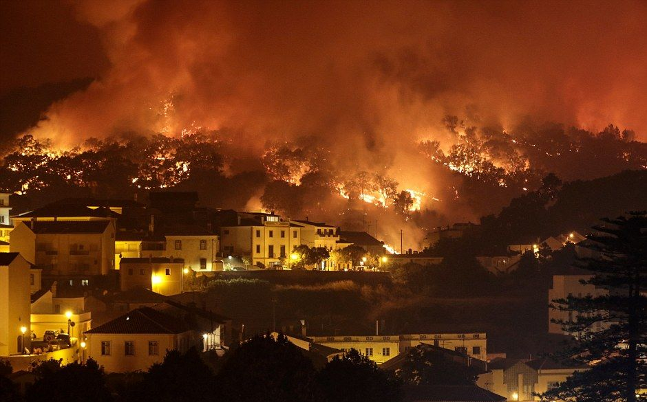 Адът в Португалия продължава: Чудовищен пожар бушува в лъскав курорт, стотици пожарникари не могат да го спрат (СНИМКИ/ВИДЕО)