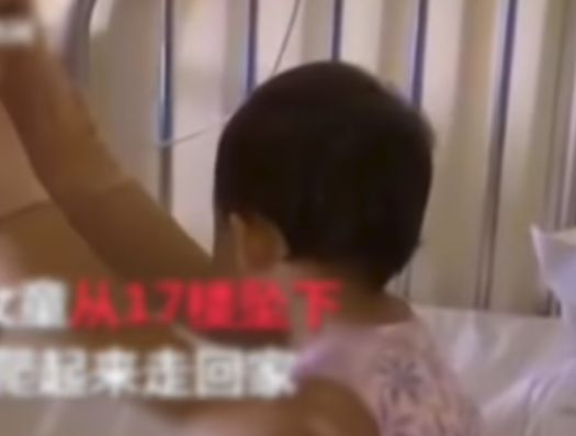 2-годишно китайче падна от 17-ия етаж и сега всички говорят за него като за... (ВИДЕО)