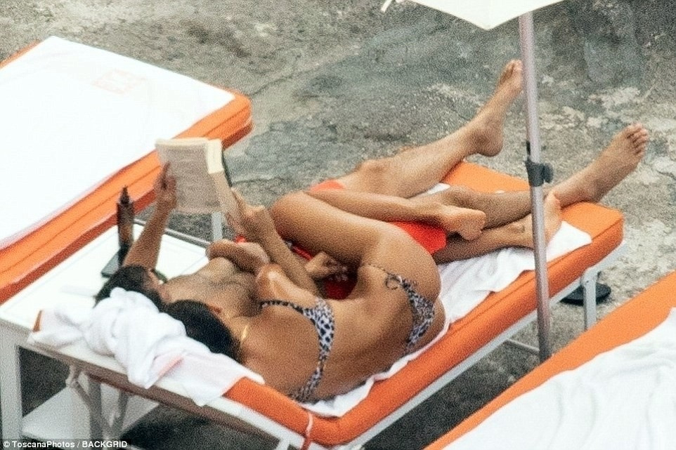 Ах, тези немирни ръце! Вижте как Ирина Шейк и Брадли Купър се отдадоха на много гореща почивка в Италия (СНИМКИ)
