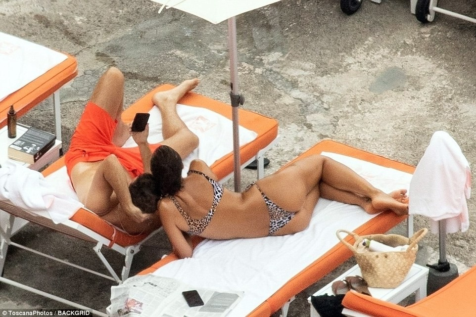 Ах, тези немирни ръце! Вижте как Ирина Шейк и Брадли Купър се отдадоха на много гореща почивка в Италия (СНИМКИ)