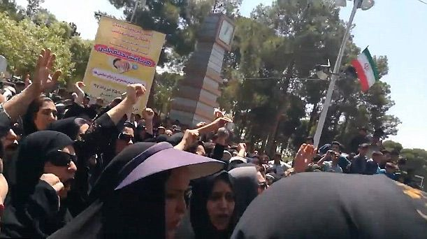 „Дейли мейл“: 100 000 души излязоха по улиците на Иран, страната е на ръба на революция (СНИМКИ/ВИДЕО)
