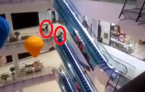 Хлапета на колелета сътвориха смразяващи каскади в столичен мол под носа на охраната (ВИДЕО)