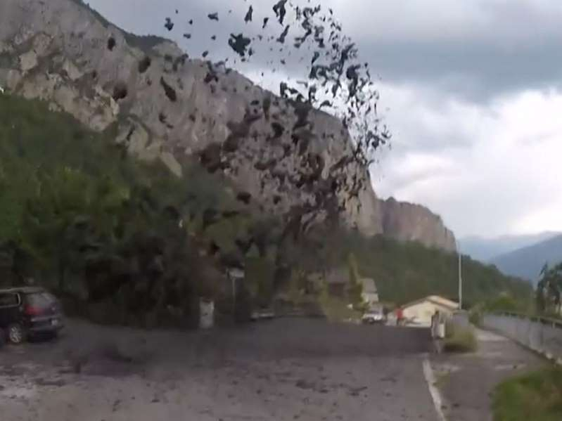 Невиждано! Гейзер от кал и камъни сащиса тихо селце в Швейцария (ВИДЕО)