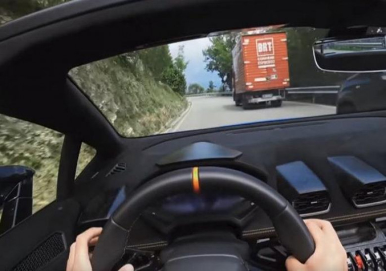 Дръжте се здраво! Погледнете пътя през очите на пилот, който лети с Lamborghini Huracan Spyder Performante (ВИДЕО)