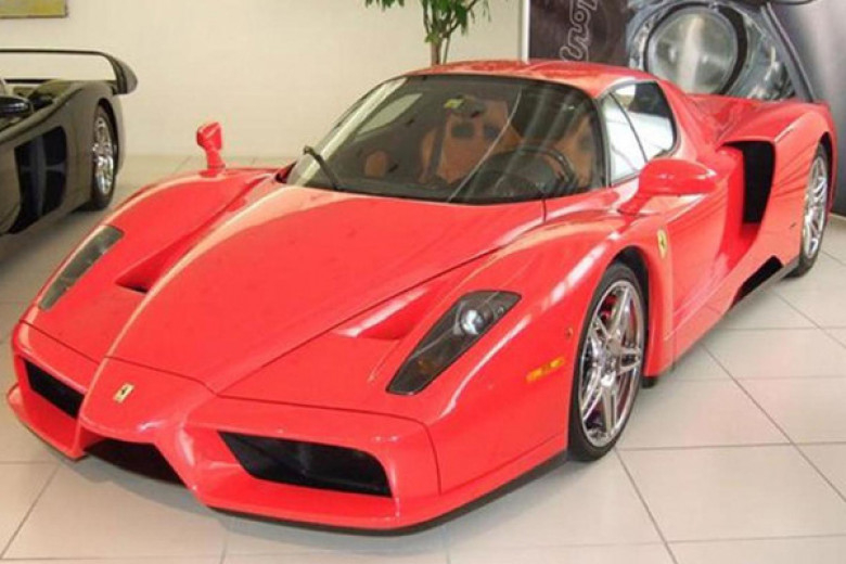 Продава се Ferrari Enzo на легендата Михаел Шумахер (СНИМКИ)