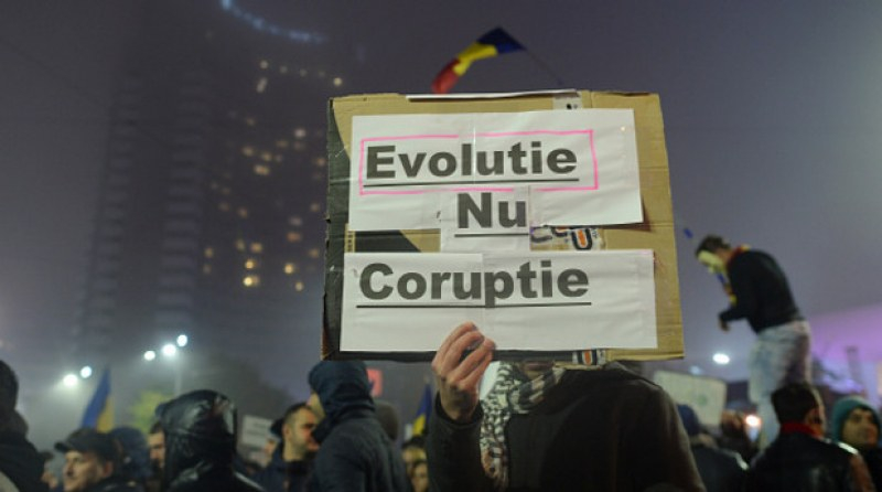 В Букурещ е страшно! Хиляди гневни румънци излязоха на улицата, стигна се до сблъсъци с полицията (СНИМКИ/ВИДЕО)