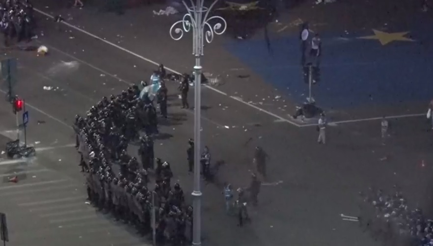 На живо в БЛИЦ: Румъния се тресе! Над 60 хиляди души протестират, полицията започна да стреля! 