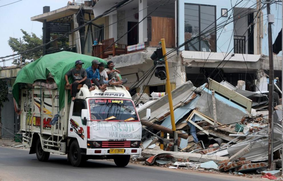 Жертвите на земетресението в Индонезия са близо 400 (СНИМКИ)