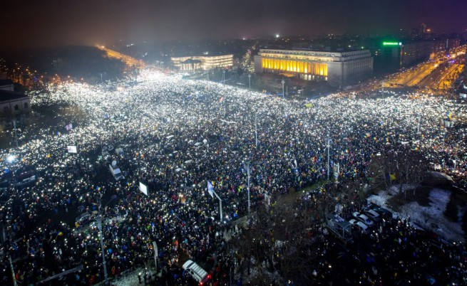 Премиерът на Румъния поиска проверка на кървавата нощ от протестите, провокирани от  организирани групи