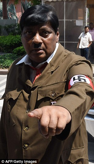Индийски депутат пристигна в парламента, дегизиран като Хитлер (СНИМКИ/ВИДЕО)