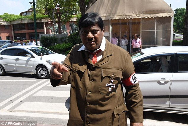 Индийски депутат пристигна в парламента, дегизиран като Хитлер (СНИМКИ/ВИДЕО)