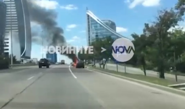 Зрелищно ВИДЕО: Кола гори като факла на "Цариградско шосе"