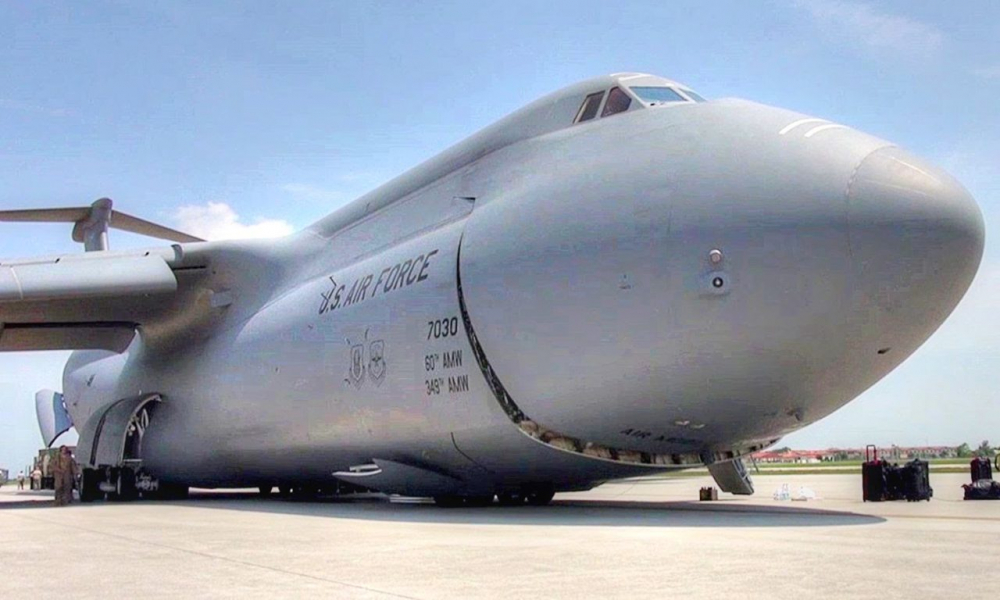 The Drive: Гигантски военен самолет на САЩ C-5 Galaxy кацна аварийно без преден колесник (ВИДЕО) 