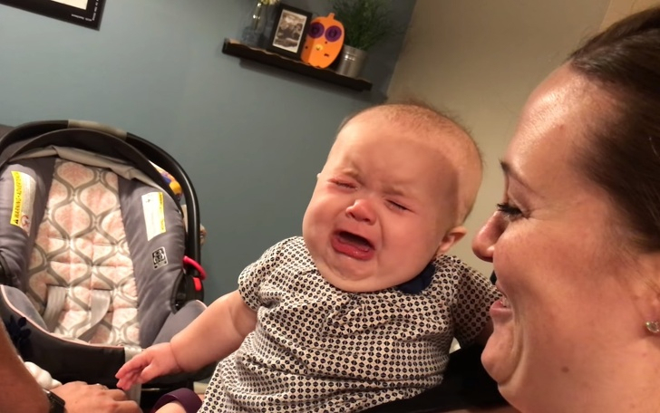 Бебето Ела изпада в неистов плач всеки път щом родителите му тръгнат да се... (СНИМКИ/ВИДЕО)