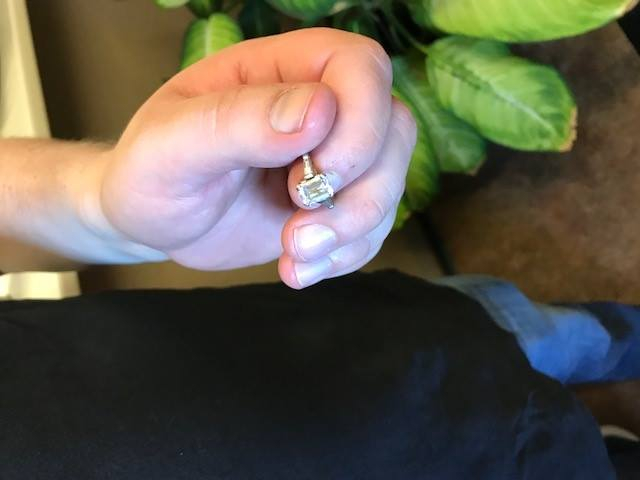 Семейство изхвърли на боклука пръстен с диамант за 30 000 долара! Това, което се случи по-късно, изненада и местните власти 