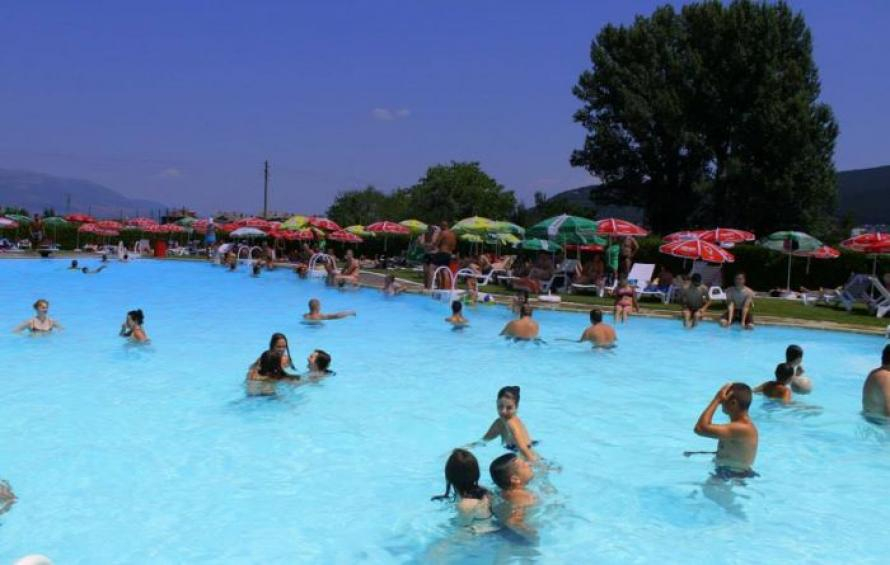 Арогантни цигани биха собственик на басейни, не ги пуснал на плаж в Кюстендил