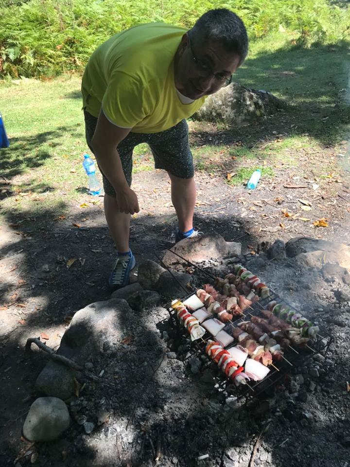 Регионалният министър демонстрира завидни кулинарни умения в гората край Априлци (СНИМКИ)
