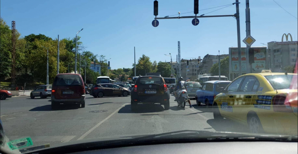 БЛИЦ TV: Хаос и нерви на ключово кръстовище в Пловдив, счупиха се… 