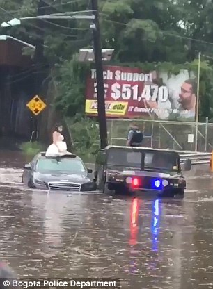 Вижте уникалния начин, по който бяха спасени булка и младоженец, попаднали в голямо наводнение с колата си (СНИМКИ/ВИДЕО)