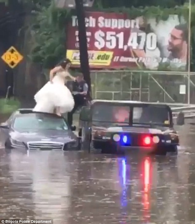 Вижте уникалния начин, по който бяха спасени булка и младоженец, попаднали в голямо наводнение с колата си (СНИМКИ/ВИДЕО)