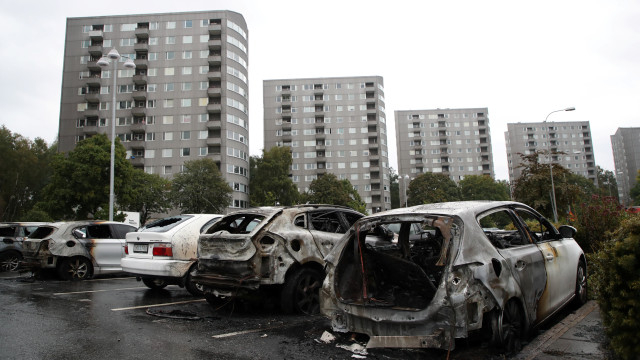 Огнен ад в Швеция! Вандали опожариха близо 100 коли в два града, организират атаките в мрежата (ВИДЕО)