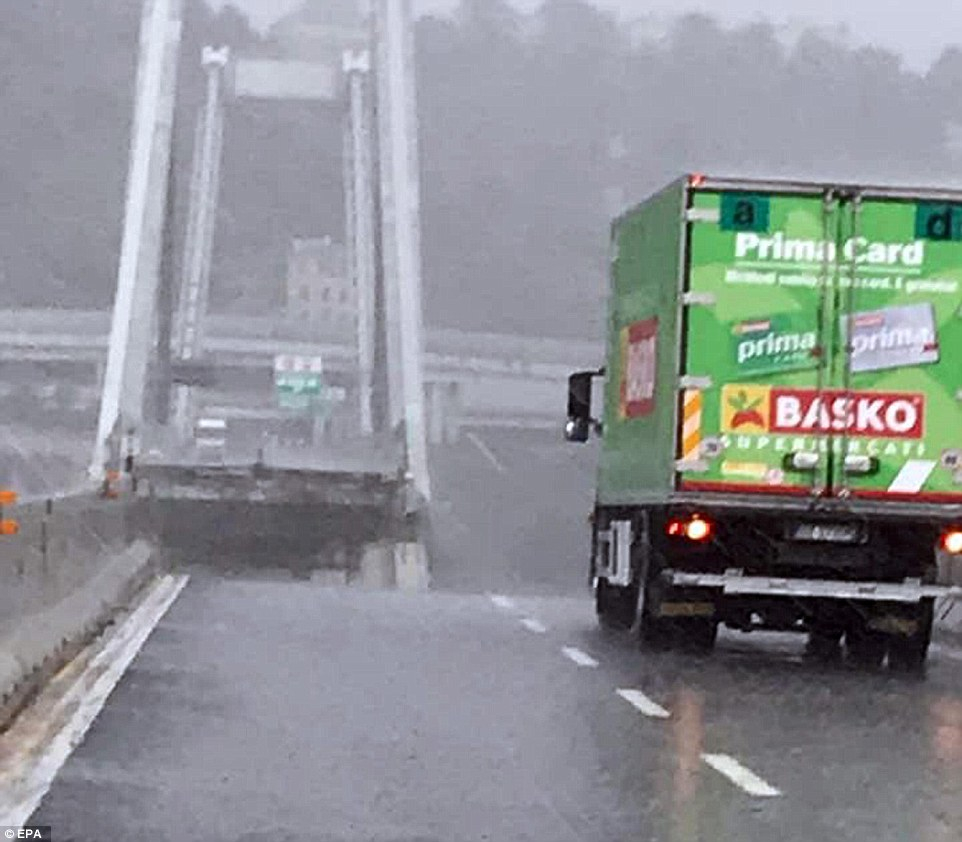 На ръба на смъртта! Шофьор на камион се спаси като по чудо при срутването на моста в Генуа (ВИДЕО)