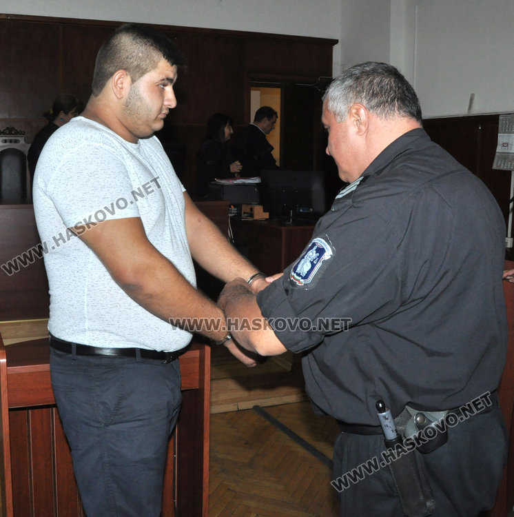 Катунарят Васил, посегнал на хасковски полицай, влезе като свободен човек в съда, но... (СНИМКИ)