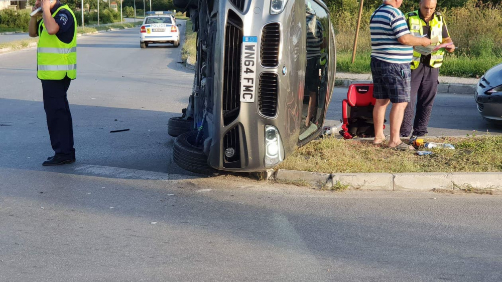Първо в БЛИЦ TV: Зрелищна катастрофа в Карлово, кола изправена на две гуми (СНИМКИ)