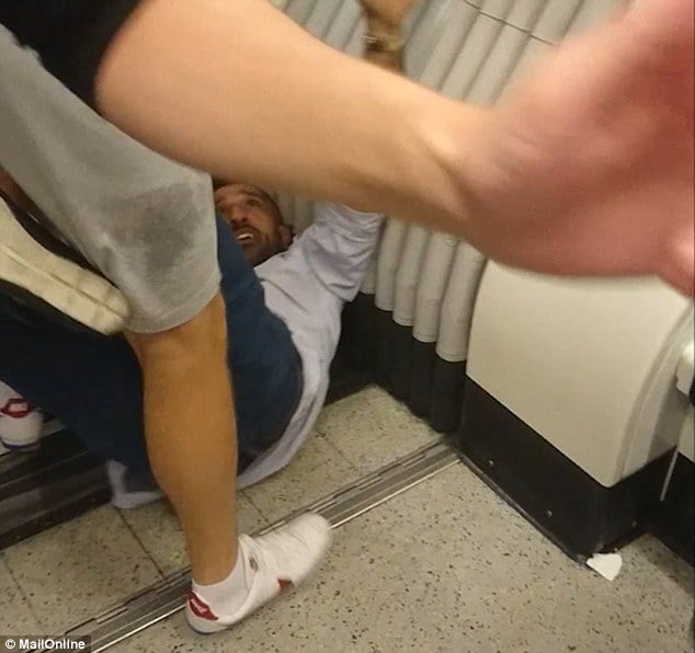 Меле между мъж и жена в метрото прерасна в масов бой (СНИМКИ/ВИДЕО 18+)