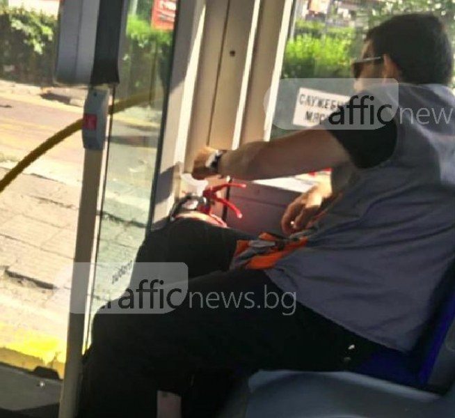 Кондуктор в пловдивски автобус разгневи пътниците с простотията си (СНИМКИ)