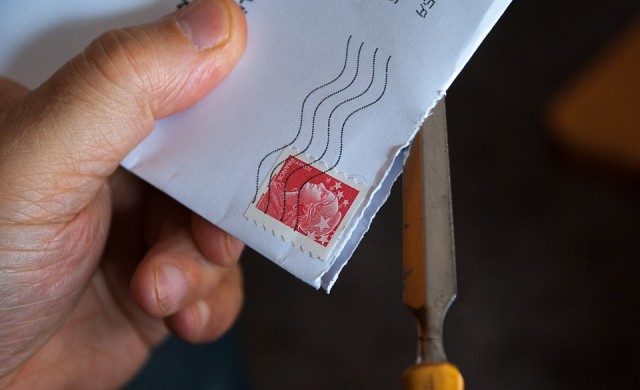 Странен тип: Пощальон трупал писма 10 години, вместо да ги доставя