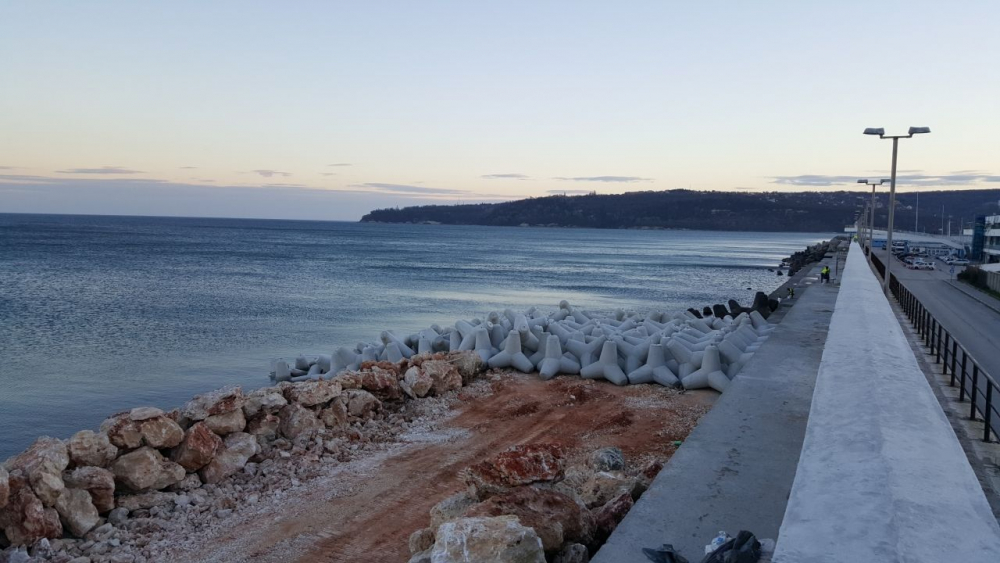 Тялото на едно от изчезналите деца е открито на 50 метра навътре в морето до вълнолома във Варна 