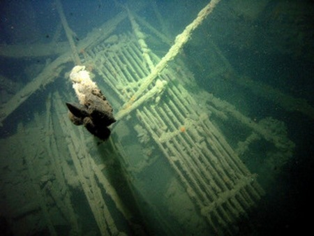 Вижте как изтича мазутът от потъналия кораб „Мопанг” (ВИДЕО)
