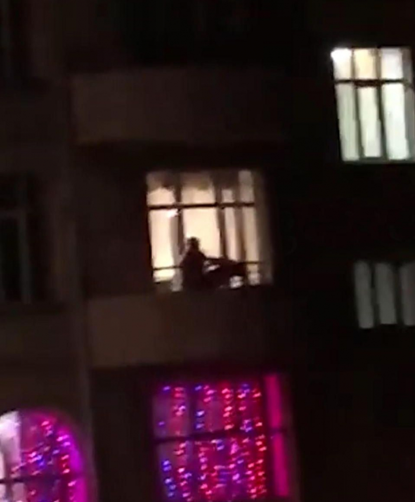 Стая с гледка! Снимаха безсрамна двойка да прави секс на балкона в хотел на брега на Черно море (ВИДЕО 18+)