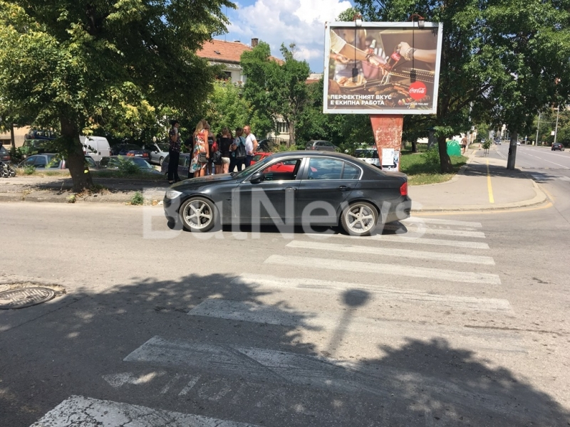 Млад врачанин блъсна две деца на пешеходна пътека във Враца (СНИМКИ)