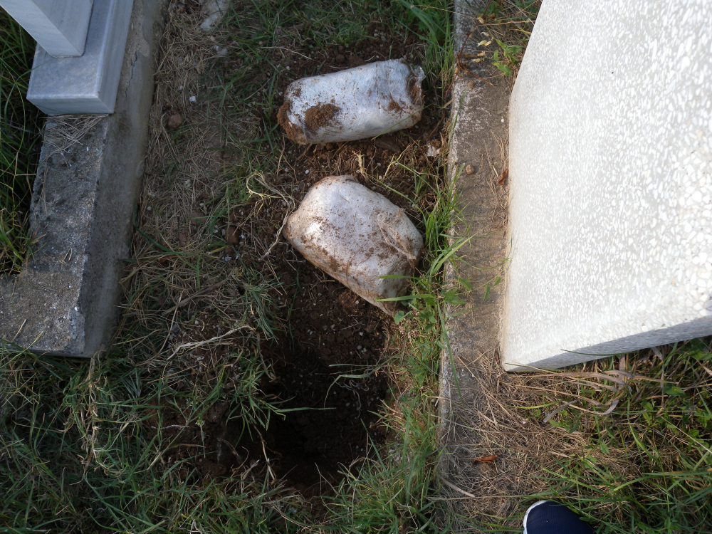 Хитри дилъри скриха над 3 кила екстази в гробището на Разград (СНИМКИ)
