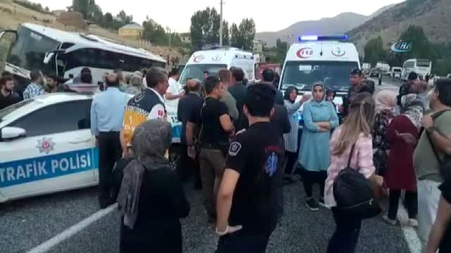 Извънредно в БЛИЦ! Автобус със съпартийци на Ердоган катастрофира тежко на път за Анкара, има много жертви и ранени (СНИМКИ/ВИДЕО)