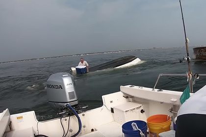 Полицията в Ню Джърси: Гигантски звяр изплува в морето и преобърна лодка с рибари (СНИМКИ/ВИДЕО)