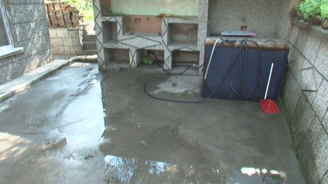 Наводнени къщи и отнесен асфалт след бурята в Горна Оряховица (СНИМКИ/ВИДЕО)