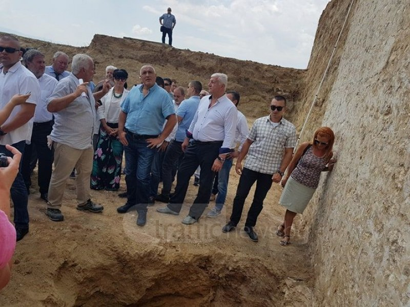 Борисов изкачи най-голямата могила на Балканите и остана без думи от невероятното откритие край Пловдив (СНИМКИ)