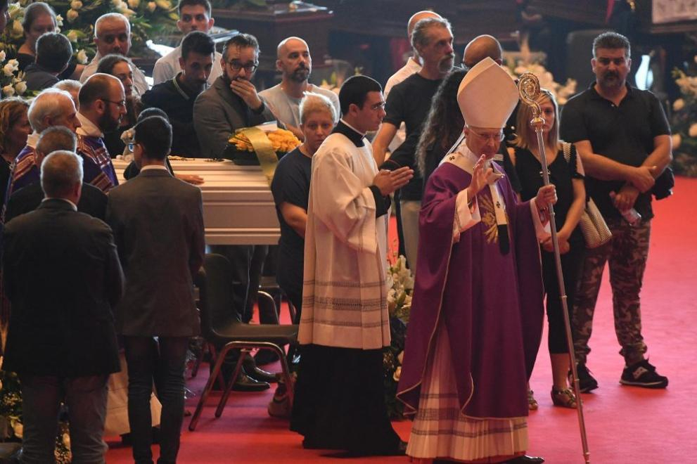 Цяла Италия плаче! Започна траурната церемония след трагедията в Генуа (СНИМКИ)