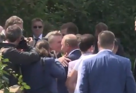 Първо ВИДЕО от сватбата на дипломат номер едно на Австрия! Булката разцелува Путин 