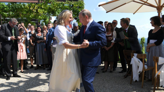 Любопитни СНИМКИ от сватбата на Карин Кнайсл! Путин танцува с булката, проговори на немски (ВИДЕО)