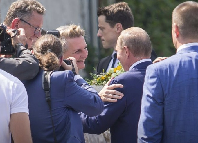Любопитни СНИМКИ от сватбата на Карин Кнайсл! Путин танцува с булката, проговори на немски (ВИДЕО)