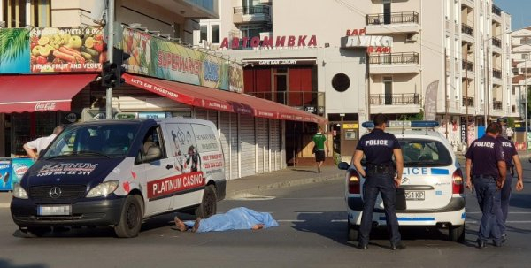 Смърт в Слънчев бряг! Труп на мъж лежи насред оживено кръстовище (СНИМКИ 18+)