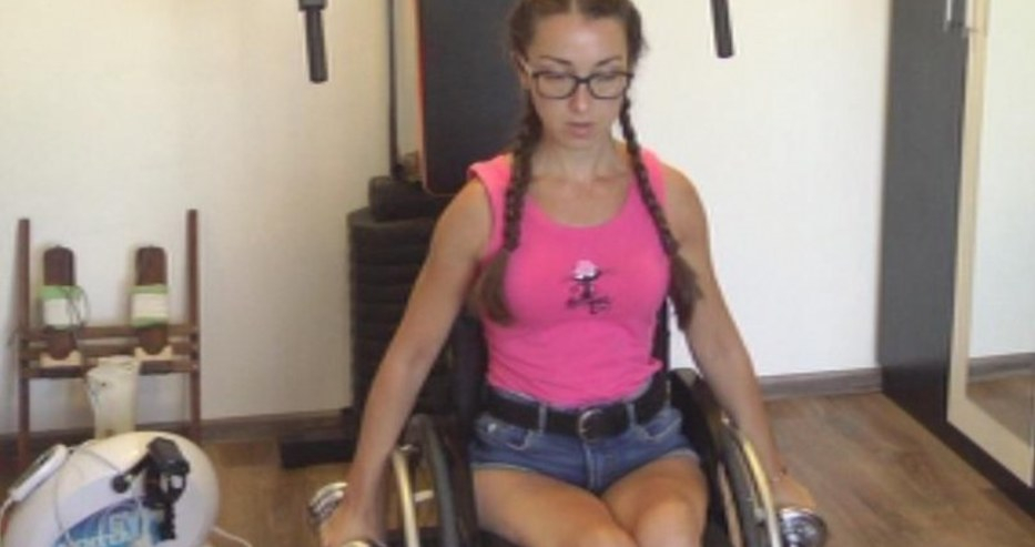 Помогнете! Красива млада българка прекарва 13 години живот в болка, прикована в инвалидна количка